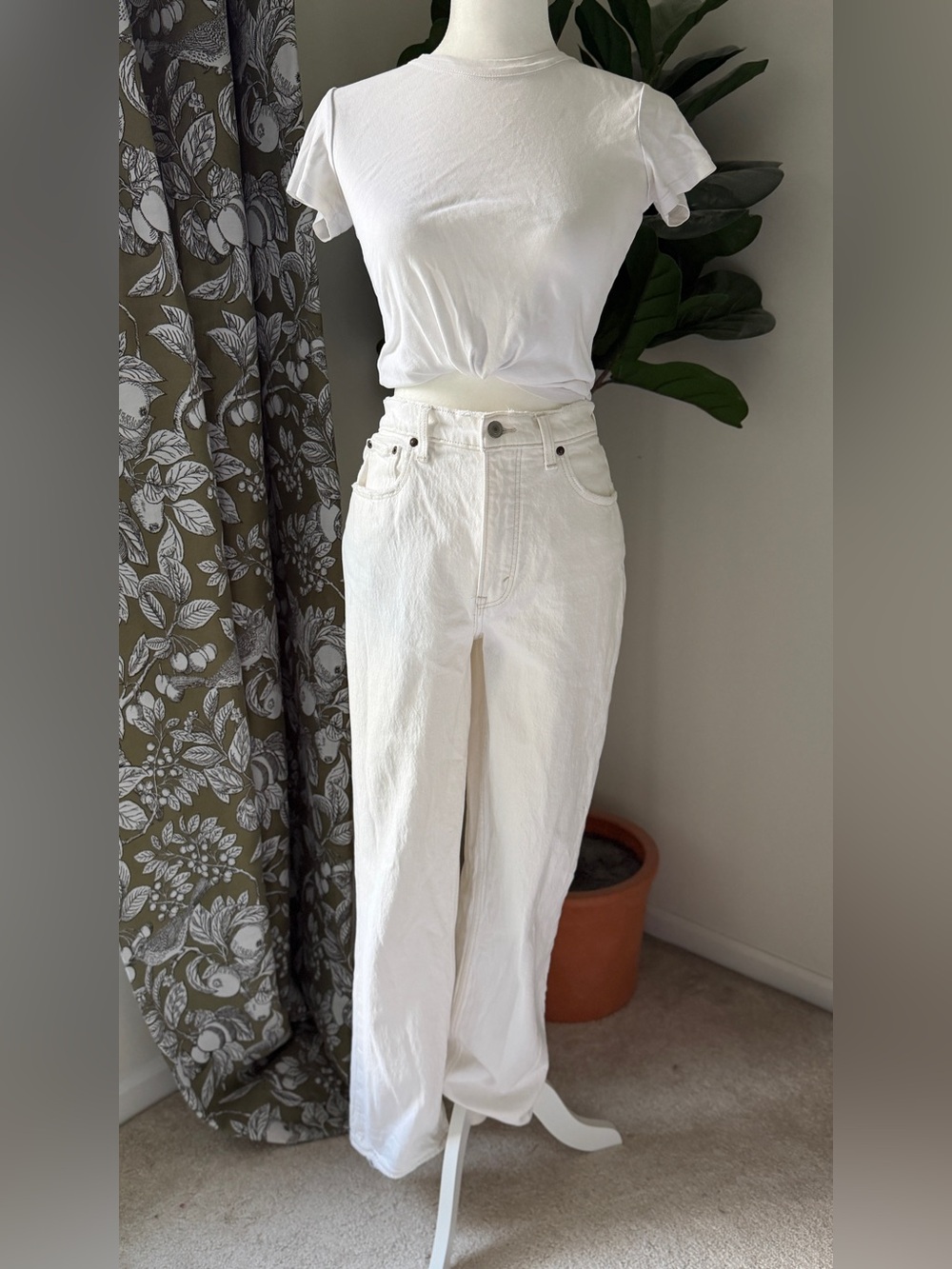 Abercrombie & Fitch The ‘90s Straight Ultra High Rise Curve Love White Jeans